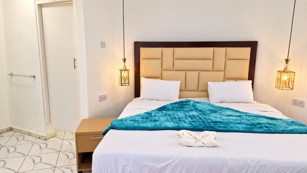 Executive Chalet bedroom with bedside pendant lamps