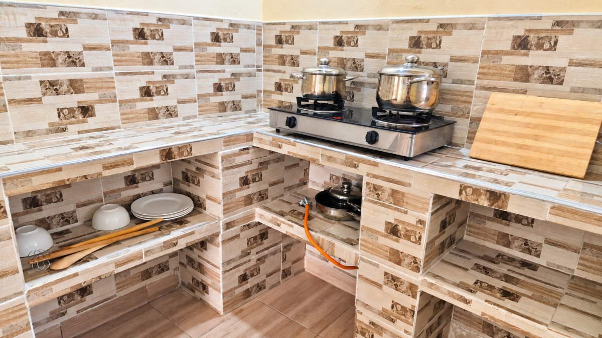 Family Chalet kitchen with a two-plate stove and pots
